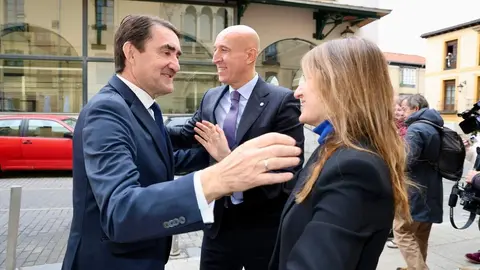 El presidente de la Junta de Castilla y León, Alfonso Fernández Mañueco, firma un protocolo de colaboración con el Ayuntamiento de León. Foto: Campillo.