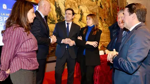 El presidente de la Junta de Castilla y León, Alfonso Fernández Mañueco, firma un protocolo de colaboración con el Ayuntamiento de León. Foto: Campillo.