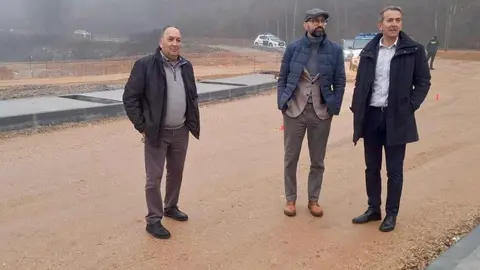 El subdelegado del Gobierno en León, Héctor Alaiz Moretón, ha visitado este lunes el municipio de La Robla para conocer el estado de las actuaciones financiadas por el Gobierno de España a través del Plan de Recuperación, Transformación y Resiliencia (PRTR), que superan los dos millones de euros y tienen como objetivo modernizar infraestructuras culturales, deportivas y empresariales. La visita se realizó junto al alcalde de la localidad, Santiago Dorado.
