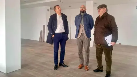 El subdelegado del Gobierno en León, Héctor Alaiz Moretón, ha visitado este lunes el municipio de La Robla para conocer el estado de las actuaciones financiadas por el Gobierno de España a través del Plan de Recuperación, Transformación y Resiliencia (PRTR), que superan los dos millones de euros y tienen como objetivo modernizar infraestructuras culturales, deportivas y empresariales. La visita se realizó junto al alcalde de la localidad, Santiago Dorado.