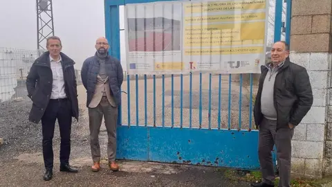 El subdelegado del Gobierno en León, Héctor Alaiz Moretón, ha visitado este lunes el municipio de La Robla para conocer el estado de las actuaciones financiadas por el Gobierno de España a través del Plan de Recuperación, Transformación y Resiliencia (PRTR), que superan los dos millones de euros y tienen como objetivo modernizar infraestructuras culturales, deportivas y empresariales. La visita se realizó junto al alcalde de la localidad, Santiago Dorado.