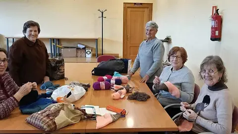 86 mujeres de los 10 pueblos que conforman el municipio de Villaquilambre han participado en la iniciativa solidaria de regalos 'con ganchillo' puesta en marcha por la concejalía de cultura del Ayuntamiento de Villaquilambre.
