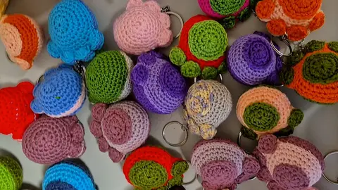 86 mujeres de los 10 pueblos que conforman el municipio de Villaquilambre han participado en la iniciativa solidaria de regalos 'con ganchillo' puesta en marcha por la concejalía de cultura del Ayuntamiento de Villaquilambre.