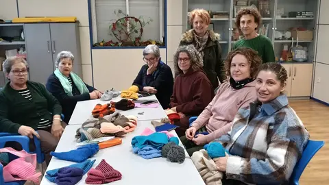 86 mujeres de los 10 pueblos que conforman el municipio de Villaquilambre han participado en la iniciativa solidaria de regalos 'con ganchillo' puesta en marcha por la concejalía de cultura del Ayuntamiento de Villaquilambre.