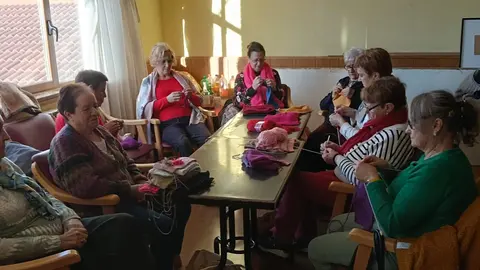86 mujeres de los 10 pueblos que conforman el municipio de Villaquilambre han participado en la iniciativa solidaria de regalos 'con ganchillo' puesta en marcha por la concejalía de cultura del Ayuntamiento de Villaquilambre.