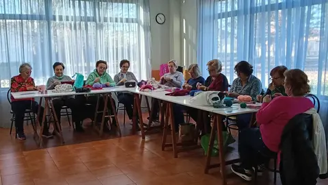 86 mujeres de los 10 pueblos que conforman el municipio de Villaquilambre han participado en la iniciativa solidaria de regalos 'con ganchillo' puesta en marcha por la concejalía de cultura del Ayuntamiento de Villaquilambre.