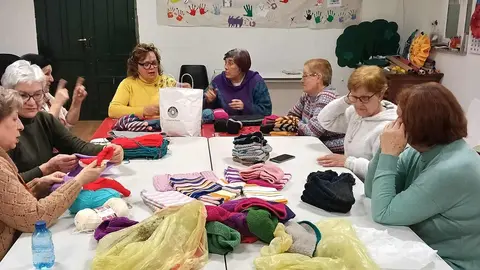 86 mujeres de los 10 pueblos que conforman el municipio de Villaquilambre han participado en la iniciativa solidaria de regalos 'con ganchillo' puesta en marcha por la concejalía de cultura del Ayuntamiento de Villaquilambre.