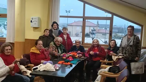 86 mujeres de los 10 pueblos que conforman el municipio de Villaquilambre han participado en la iniciativa solidaria de regalos 'con ganchillo' puesta en marcha por la concejalía de cultura del Ayuntamiento de Villaquilambre.