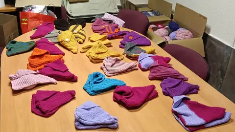 86 mujeres de los 10 pueblos que conforman el municipio de Villaquilambre han participado en la iniciativa solidaria de regalos 'con ganchillo' puesta en marcha por la concejalía de cultura del Ayuntamiento de Villaquilambre.