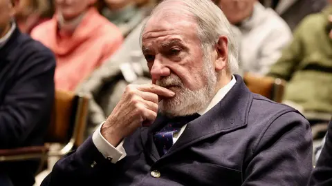 La Fundación Neos presentó este lunes en León, de la mano de su presidente, Jaime Mayor Oreja, y su director general, Javier Martínez-Fresneda, el informe ‘España en el abismo. La ruptura de España se hace realidad’, con el que hizo una llamada a “la acción del ciudadano particular” para parar una situación de “mutación constitucional y ruptura nacional”. Fotos: Campillo