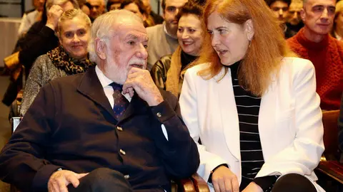 La Fundación Neos presentó este lunes en León, de la mano de su presidente, Jaime Mayor Oreja, y su director general, Javier Martínez-Fresneda, el informe ‘España en el abismo. La ruptura de España se hace realidad’, con el que hizo una llamada a “la acción del ciudadano particular” para parar una situación de “mutación constitucional y ruptura nacional”. Fotos: Campillo