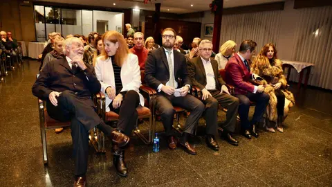 La Fundación Neos presentó este lunes en León, de la mano de su presidente, Jaime Mayor Oreja, y su director general, Javier Martínez-Fresneda, el informe ‘España en el abismo. La ruptura de España se hace realidad’, con el que hizo una llamada a “la acción del ciudadano particular” para parar una situación de “mutación constitucional y ruptura nacional”. Fotos: Campillo