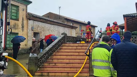 A las 10:30 horas varios alertantes advertían del incendio en el templo de San Andrés, en Cimanes de la Vega, según informa Emergencias 112. La Guardia Civil y los Bomberos de Astorga y de Valencia de Don Juan, dependientes de la Diputación, acudieron de inmediato al lugar para sofocar el fuego y evitar daños mayores en el histórico edificio. Fotos: Leónsur Digital
