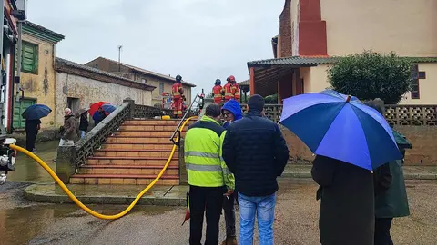 A las 10:30 horas varios alertantes advertían del incendio en el templo de San Andrés, en Cimanes de la Vega, según informa Emergencias 112. La Guardia Civil y los Bomberos de Astorga y de Valencia de Don Juan, dependientes de la Diputación, acudieron de inmediato al lugar para sofocar el fuego y evitar daños mayores en el histórico edificio. Fotos: Leónsur Digital