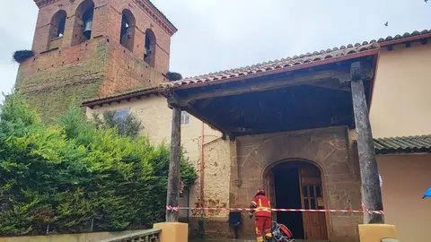 Bomberos de Diputación de León ventilan el interior del templo tras el incendio. Foto: Leónsur DIgital