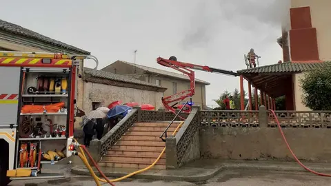Imágenes tomadas por Bomberos del Sepeis durante la intervención en el incendio de la iglesia de San Andrés.