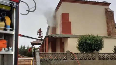 Imágenes tomadas por Bomberos del Sepeis durante la intervención en el incendio de la iglesia de San Andrés.