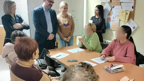 El alcalde de Ponferrada, Marco Morala, acompañado por la concejala de Bienestar Social y Familia, Alexandra Rivas, ha realizado este martes una ronda de visitas institucionales a distintos centros sociales y sanitarios de la ciudad con motivo de las próximas fiestas navideñas.