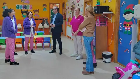 El alcalde de Ponferrada, Marco Morala, acompañado por la concejala de Bienestar Social y Familia, Alexandra Rivas, ha realizado este martes una ronda de visitas institucionales a distintos centros sociales y sanitarios de la ciudad con motivo de las próximas fiestas navideñas.