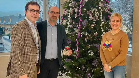 El alcalde de Ponferrada, Marco Morala, acompañado por la concejala de Bienestar Social y Familia, Alexandra Rivas, ha realizado este martes una ronda de visitas institucionales a distintos centros sociales y sanitarios de la ciudad con motivo de las próximas fiestas navideñas.