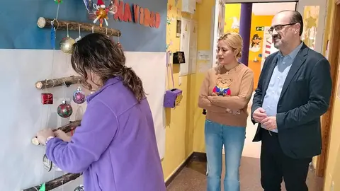 El alcalde de Ponferrada, Marco Morala, acompañado por la concejala de Bienestar Social y Familia, Alexandra Rivas, ha realizado este martes una ronda de visitas institucionales a distintos centros sociales y sanitarios de la ciudad con motivo de las próximas fiestas navideñas.