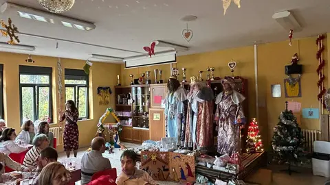 La Diputación de León inicia su tradicional visita navideña a los centros asistenciales, compartiendo una jornada de cercanía con usuarios y trabajadores del Sagrado Corazón.