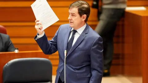 El presidente de la Junta, Alfonso Fernández Mañueco, aseguró hoy que llega al final del mandato con los deberes hechos en un pleno en el que la oposición de forma coral le afeó su gestión. Fotos: Leticia Pérez