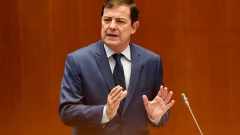 El presidente de la Junta, Alfonso Fernández Mañueco, aseguró hoy que llega al final del mandato con los deberes hechos en un pleno en el que la oposición de forma coral le afeó su gestión. Fotos: Leticia Pérez