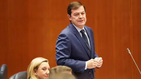 El presidente de la Junta, Alfonso Fernández Mañueco, aseguró hoy que llega al final del mandato con los deberes hechos en un pleno en el que la oposición de forma coral le afeó su gestión. Fotos: Leticia Pérez