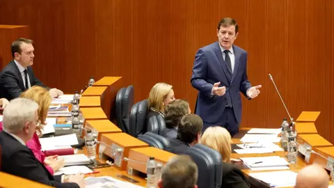 El presidente de la Junta, Alfonso Fernández Mañueco, aseguró hoy que llega al final del mandato con los deberes hechos en un pleno en el que la oposición de forma coral le afeó su gestión. Fotos: Leticia Pérez