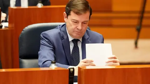 El presidente de la Junta, Alfonso Fernández Mañueco, aseguró hoy que llega al final del mandato con los deberes hechos en un pleno en el que la oposición de forma coral le afeó su gestión. Fotos: Leticia Pérez