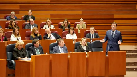 El presidente de la Junta, Alfonso Fernández Mañueco, aseguró hoy que llega al final del mandato con los deberes hechos en un pleno en el que la oposición de forma coral le afeó su gestión. Fotos: Leticia Pérez