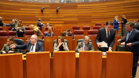 El presidente de la Junta, Alfonso Fernández Mañueco, aseguró hoy que llega al final del mandato con los deberes hechos en un pleno en el que la oposición de forma coral le afeó su gestión. Fotos: Leticia Pérez