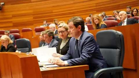 El presidente de la Junta, Alfonso Fernández Mañueco, aseguró hoy que llega al final del mandato con los deberes hechos en un pleno en el que la oposición de forma coral le afeó su gestión. Fotos: Leticia Pérez