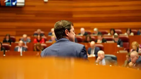 El presidente de la Junta, Alfonso Fernández Mañueco, aseguró hoy que llega al final del mandato con los deberes hechos en un pleno en el que la oposición de forma coral le afeó su gestión. Fotos: Leticia Pérez