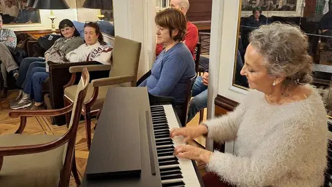 La Casa de León en Madrid acogió una nueva sesión del ciclo “Conversaciones en la Casa”, que ha contado con la participación de la leonesa Noelia Martínez Jáñez, oncóloga médica de la Unidad de Mama y Tumores Ginecológicos del Departamento de Oncología Médica del Hospital Universitario Ramón y Cajal.