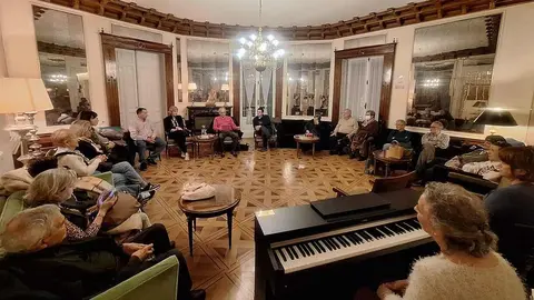 La Casa de León en Madrid acogió una nueva sesión del ciclo “Conversaciones en la Casa”, que ha contado con la participación de la leonesa Noelia Martínez Jáñez, oncóloga médica de la Unidad de Mama y Tumores Ginecológicos del Departamento de Oncología Médica del Hospital Universitario Ramón y Cajal.