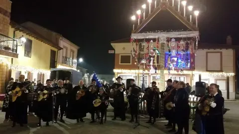 Un belén de 7000 piezas de playmobil y un ramo leonés gigante en la Navidad de Santa Marina del Rey.