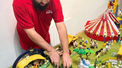 Un belén de 7000 piezas de playmobil y un ramo leonés gigante en la Navidad de Santa Marina del Rey.