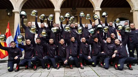 Acto de recibimiento a los 25 nuevos bomberos del Servicio de Prevención, Extinción de Incendios y Salvamento de la Diputación de León. Foto: Campillo.