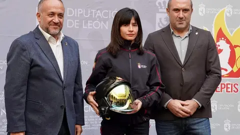 Acto de recibimiento a los 25 nuevos bomberos del Servicio de Prevención, Extinción de Incendios y Salvamento de la Diputación de León. Foto: Campillo.
