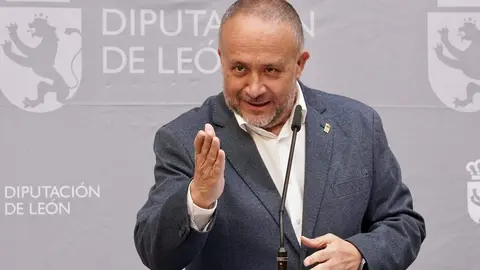 Acto de recibimiento a los 25 nuevos bomberos del Servicio de Prevención, Extinción de Incendios y Salvamento de la Diputación de León. Foto: Campillo.