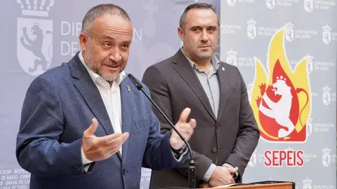 Acto de recibimiento a los 25 nuevos bomberos del Servicio de Prevención, Extinción de Incendios y Salvamento de la Diputación de León. Foto: Campillo.