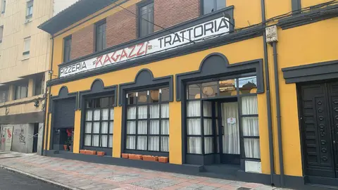 Ragazzi vuelve a encender su horno histórico y recupera un emblema de la pizza en León. El local de la calle Joaquína Vedruna reabre tras varios años cerrado con una nueva gestión ligada a La Piccola Stanza y el objetivo de preservar su identidad original.