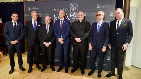 El Museo Casa Botines Gaudí entrega el III Premio León de Plata y presenta su programación para el próximo año en un acto en el que intervienen el director general de la Fundación Obra Social de Castilla y León, José María Viejo; el director del Museo, Raúl Fernández Sobrino, y representantes de la Basílica de la Sagrada Familia. Foto: Campillo.