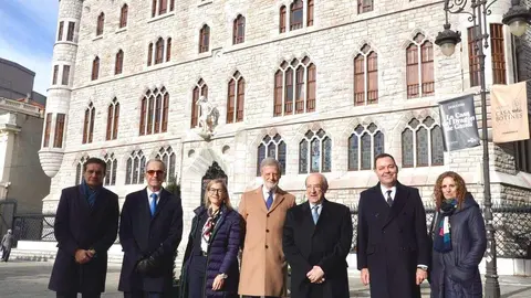 El Museo Casa Botines Gaudí entrega el III Premio León de Plata y presenta su programación para el próximo año en un acto en el que intervienen el director general de la Fundación Obra Social de Castilla y León, José María Viejo; el director del Museo, Raúl Fernández Sobrino, y representantes de la Basílica de la Sagrada Familia. Foto: Campillo.