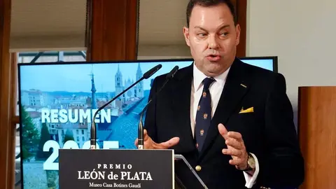 El Museo Casa Botines Gaudí entrega el III Premio León de Plata y presenta su programación para el próximo año en un acto en el que intervienen el director general de la Fundación Obra Social de Castilla y León, José María Viejo; el director del Museo, Raúl Fernández Sobrino, y representantes de la Basílica de la Sagrada Familia. Foto: Campillo.