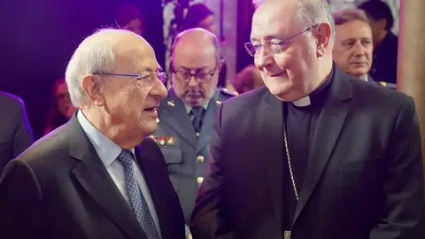 El Museo Casa Botines Gaudí entrega el III Premio León de Plata y presenta su programación para el próximo año en un acto en el que intervienen el director general de la Fundación Obra Social de Castilla y León, José María Viejo; el director del Museo, Raúl Fernández Sobrino, y representantes de la Basílica de la Sagrada Familia. Foto: Campillo.