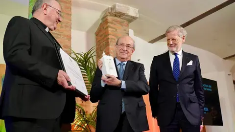 El Museo Casa Botines Gaudí entrega el III Premio León de Plata y presenta su programación para el próximo año en un acto en el que intervienen el director general de la Fundación Obra Social de Castilla y León, José María Viejo; el director del Museo, Raúl Fernández Sobrino, y representantes de la Basílica de la Sagrada Familia. Foto: Campillo.