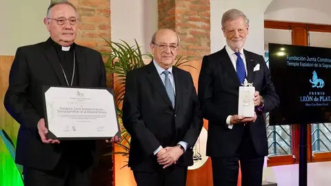 El Museo Casa Botines Gaudí entrega el III Premio León de Plata y presenta su programación para el próximo año en un acto en el que intervienen el director general de la Fundación Obra Social de Castilla y León, José María Viejo; el director del Museo, Raúl Fernández Sobrino, y representantes de la Basílica de la Sagrada Familia. Foto: Campillo.